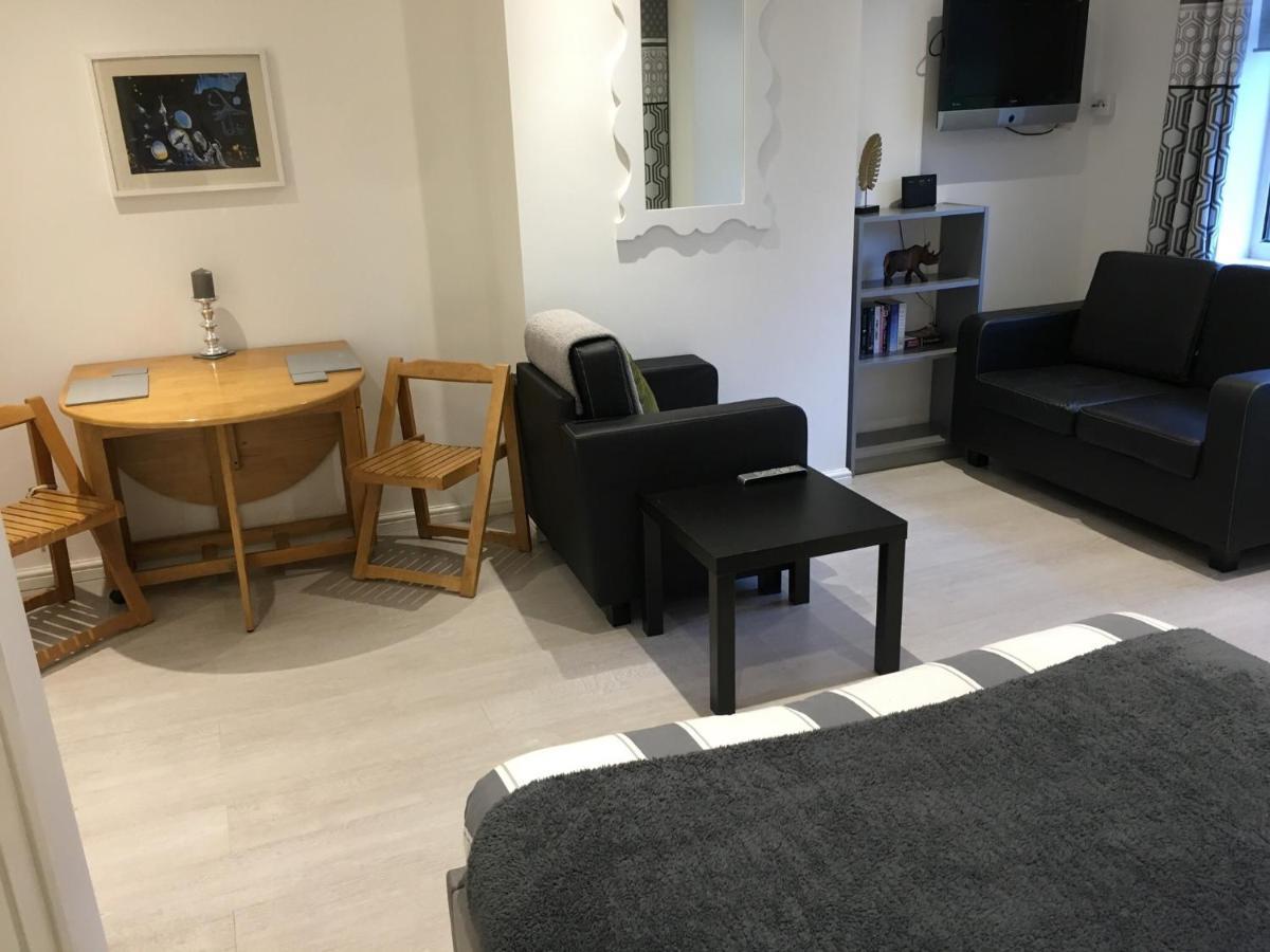 Апартаменты Spacious Ground Floor Studio Flat - Easy Access To Stansted Airport, London And Cambridge Бишопс-Стортфорд Экстерьер фото