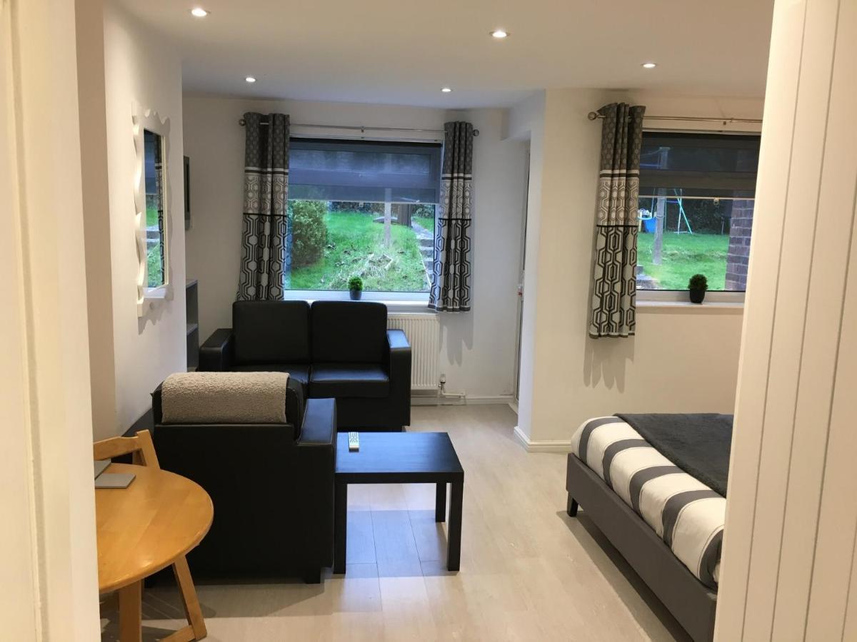 Апартаменты Spacious Ground Floor Studio Flat - Easy Access To Stansted Airport, London And Cambridge Бишопс-Стортфорд Экстерьер фото