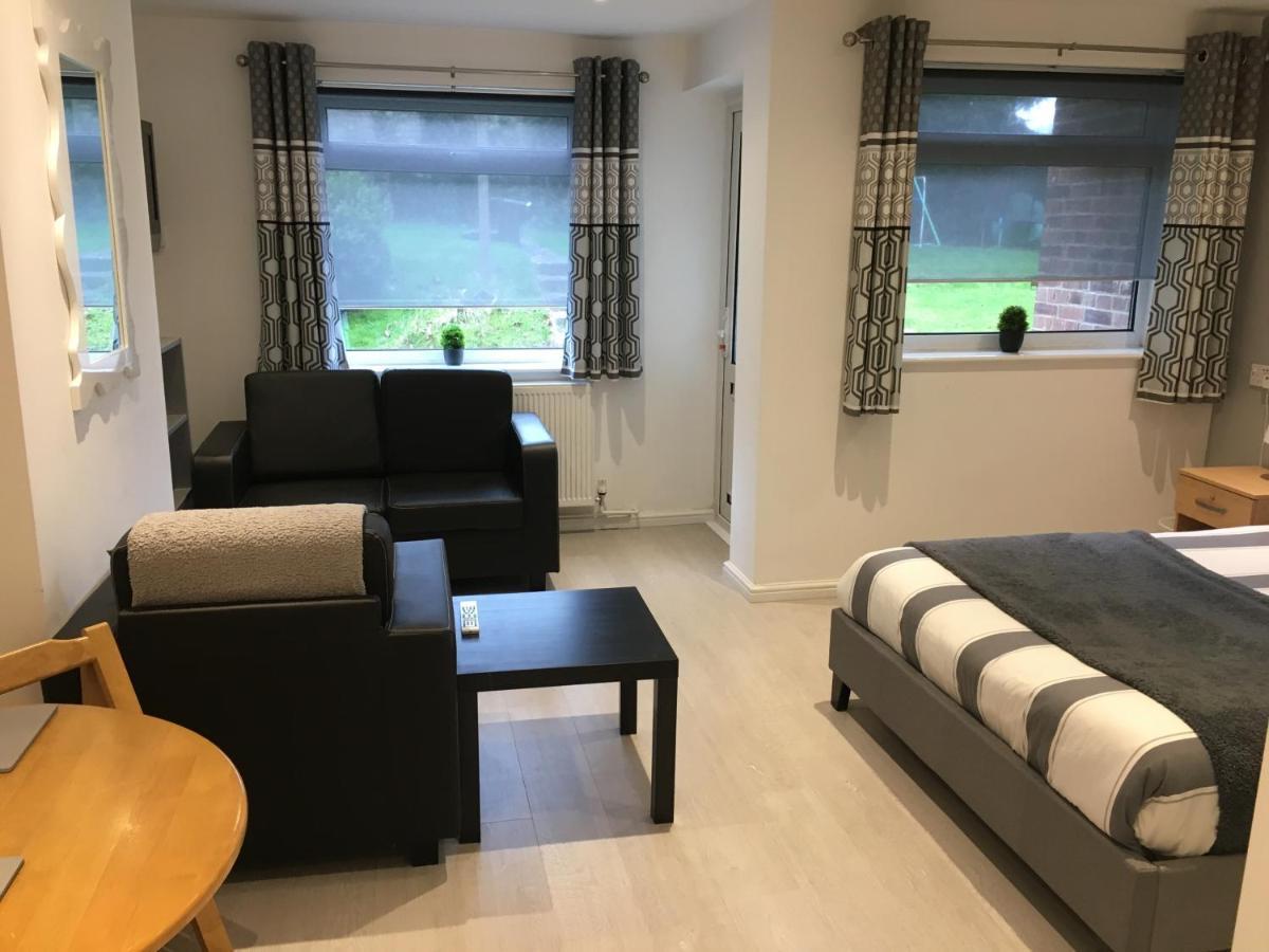 Апартаменты Spacious Ground Floor Studio Flat - Easy Access To Stansted Airport, London And Cambridge Бишопс-Стортфорд Экстерьер фото